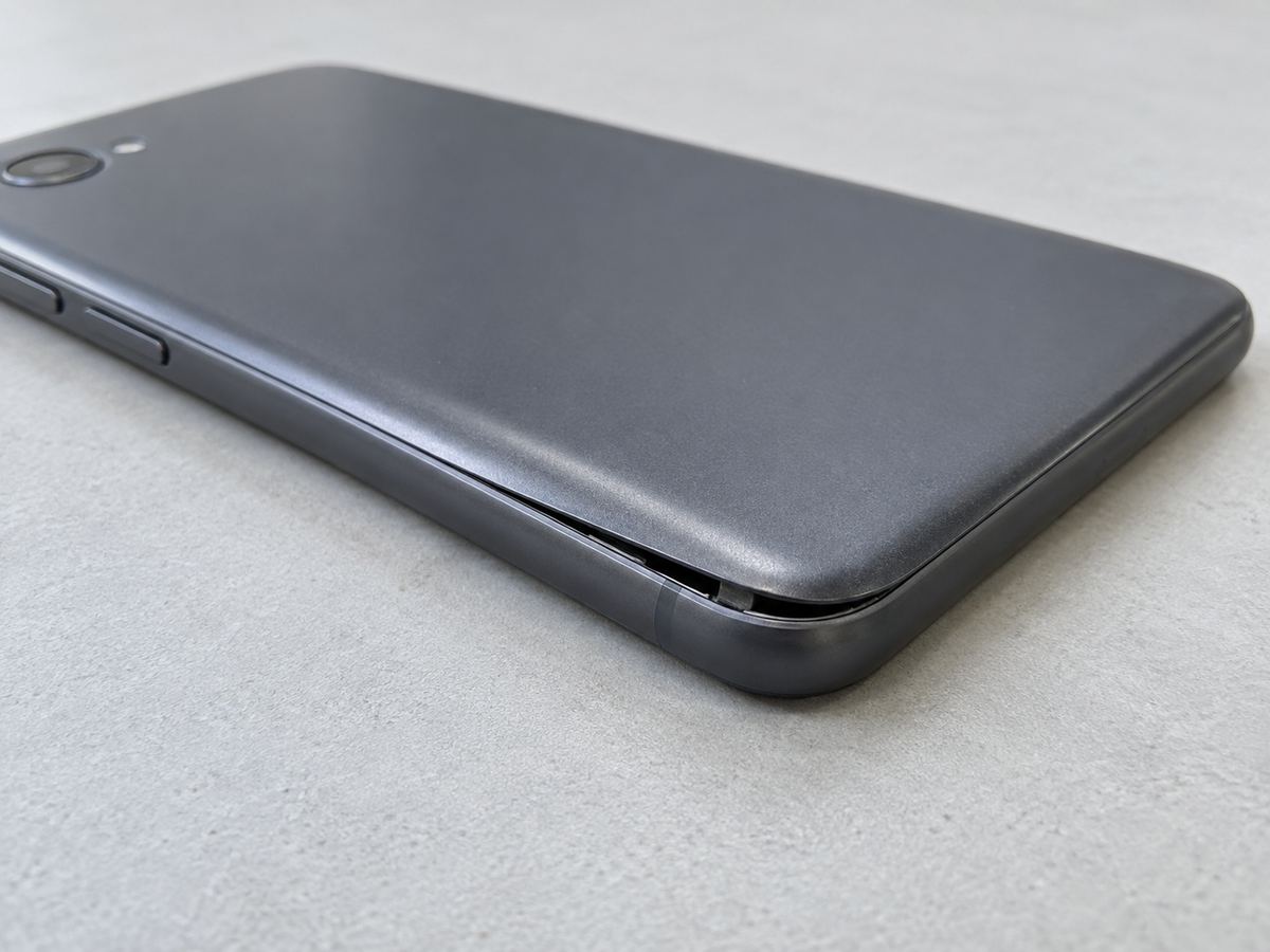 背面カバーの角と本体フレームの間に隙間があるスマートフォン