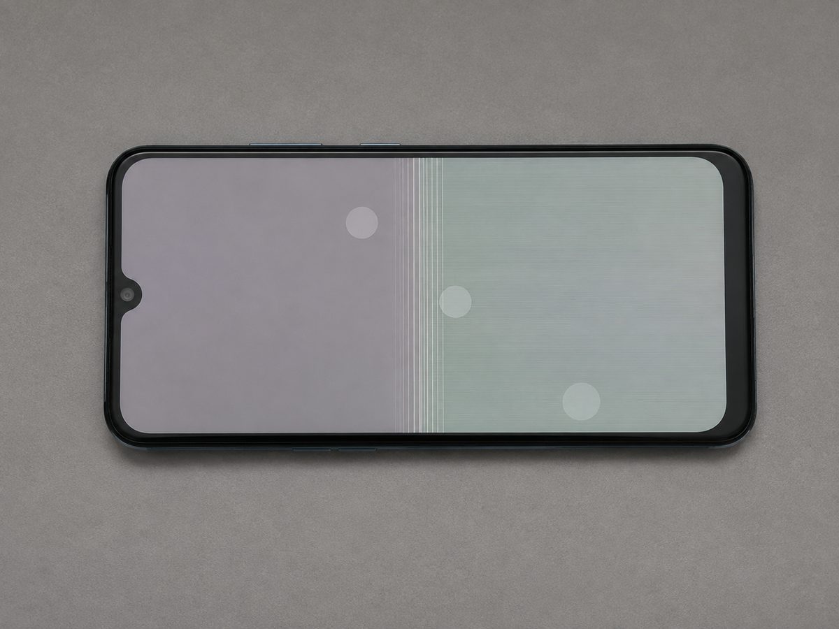 淡い縦の帯と複数の半透明なタッチ表示が見える一般的なスマートフォンの画面