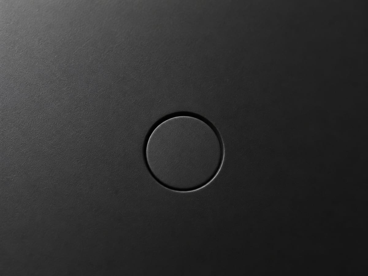 黒い面にある丸いホーム操作ボタンの接写