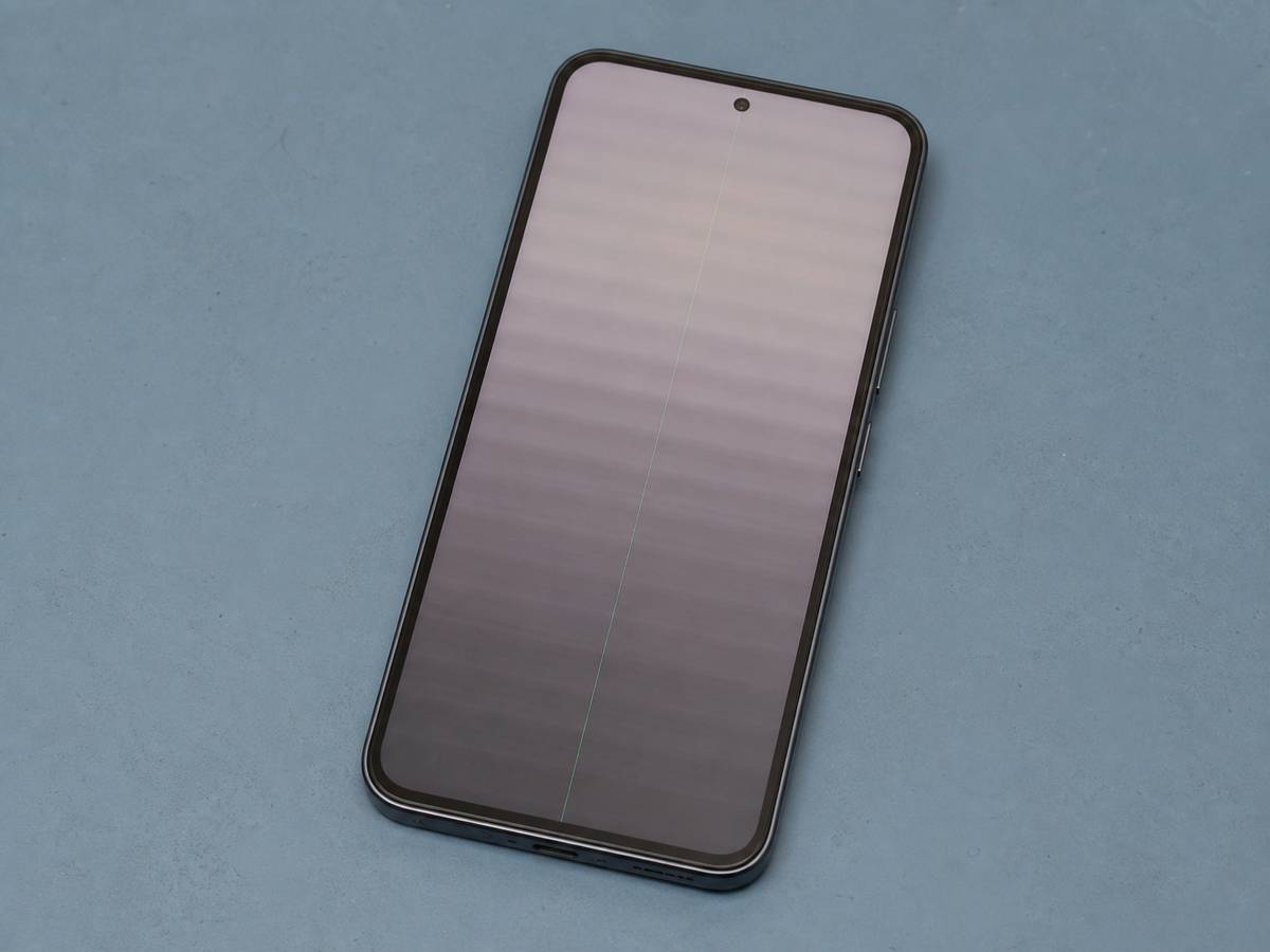 横方向の明暗むらと細い縦線が出ているスマートフォン画面