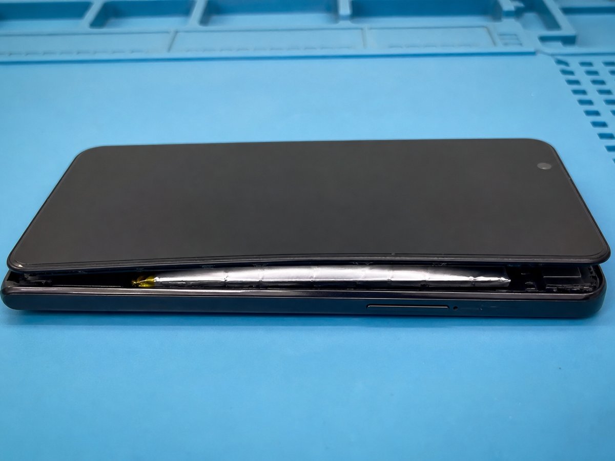 画面がフレームから浮き、隙間から膨らんだバッテリーが見えるスマートフォン
