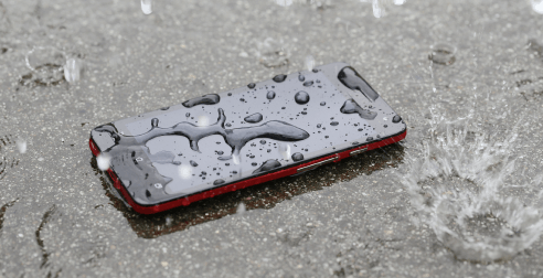 水滴がついた水没スマートフォン
