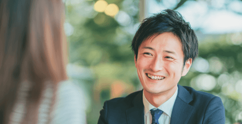 スーツ姿で笑顔の男性